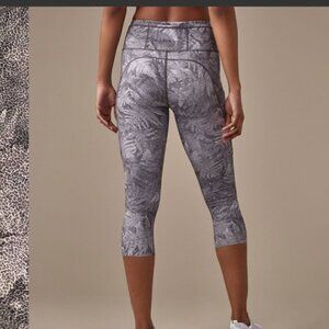 Lululemon Fast & free crop 19” Size 4, black/white leaves prints G76